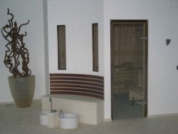 Hotel<br />
Wärmebank mit Fußbecken, Säulen keramisch verkleidet 